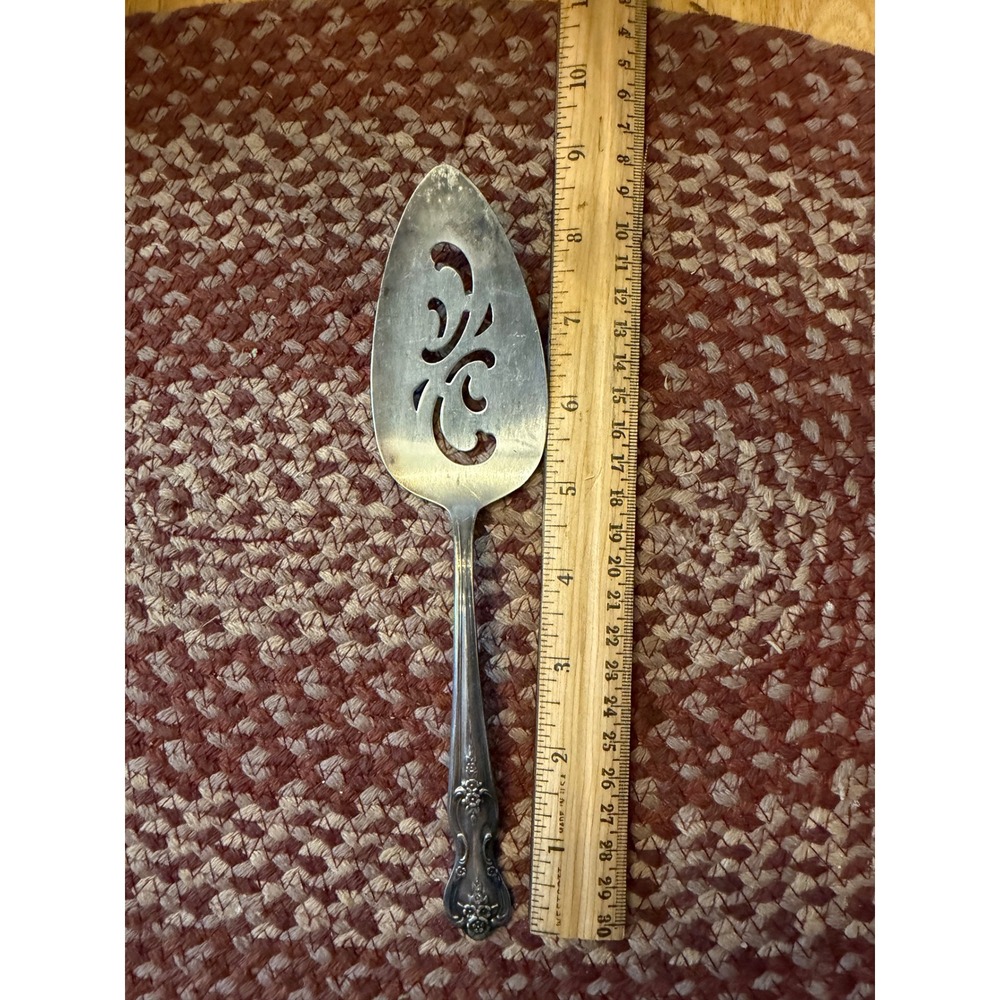 WM‎ Rogers Mfg Co Pie or cake server Silver Good Pierced Floral Silverplate
